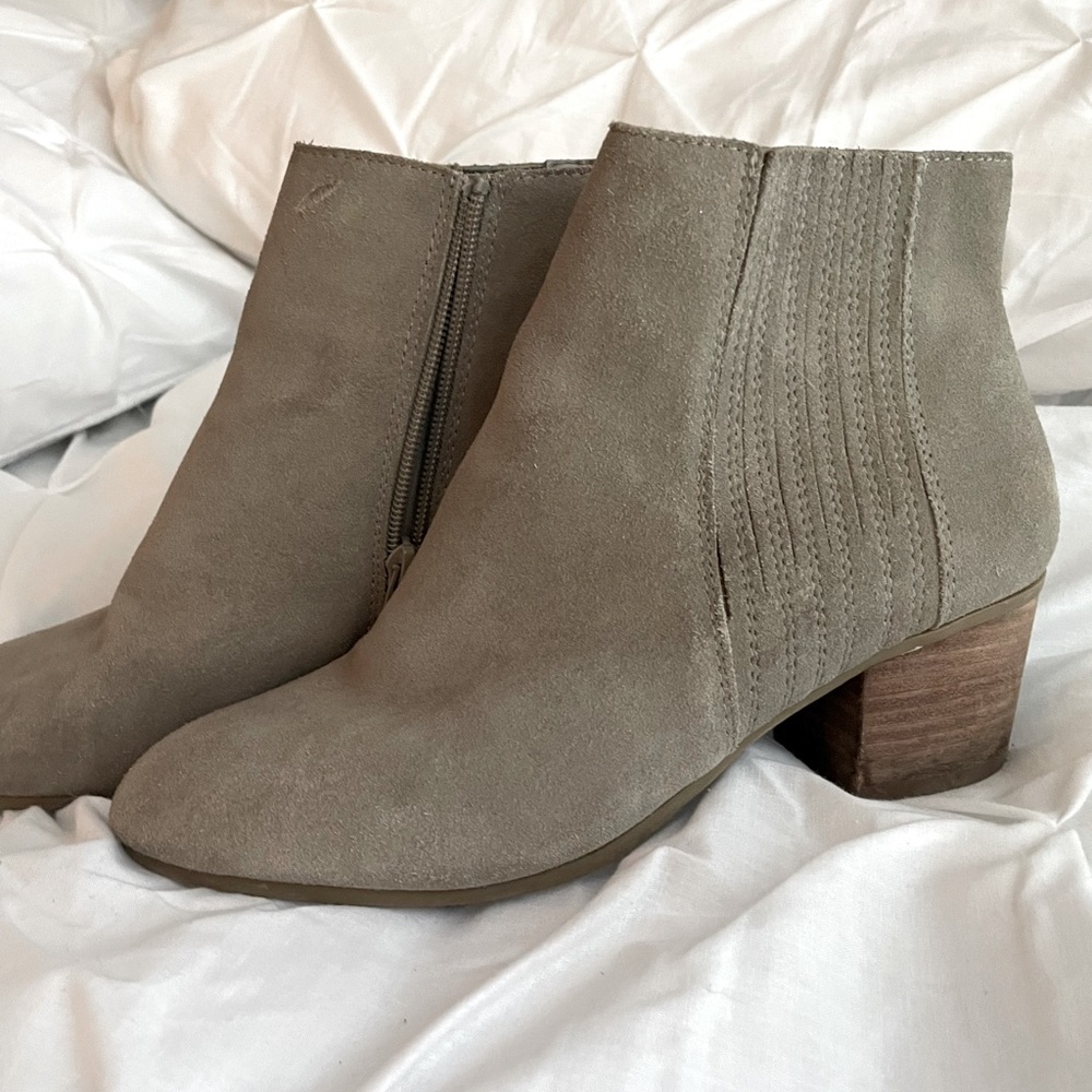 Gray wedged short boots